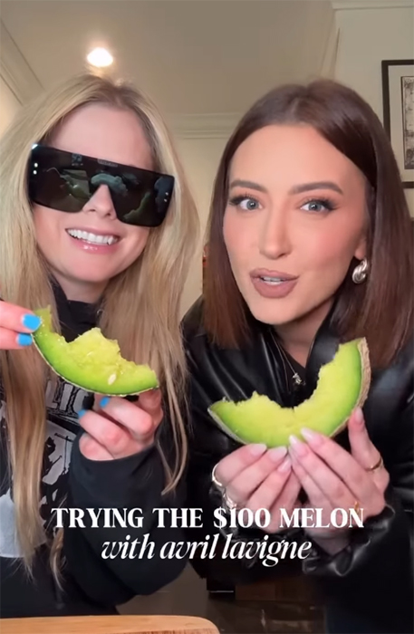 Avril Lavigne assaggia il Musk Melon. Fonte: Instagram